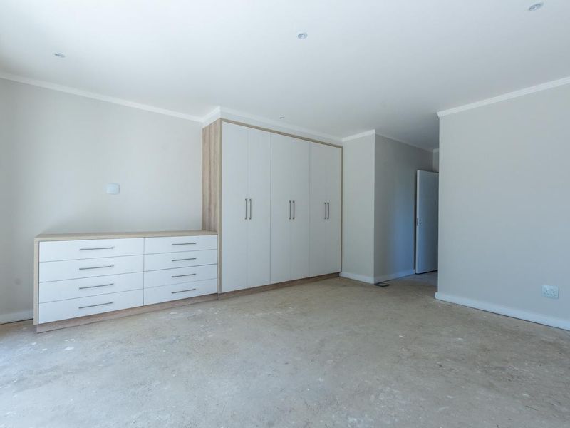 3 Bedroom duplex, garden apartment with amazing views. Centrally located and brand new! - Photo 8