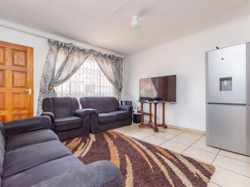 Apartment For Sale in Ormonde Johannesburg - Photo 3