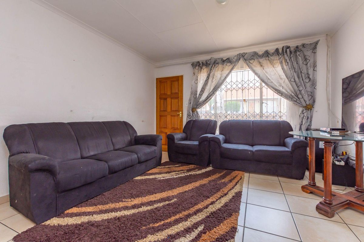 Apartment For Sale in Ormonde Johannesburg - Photo 2