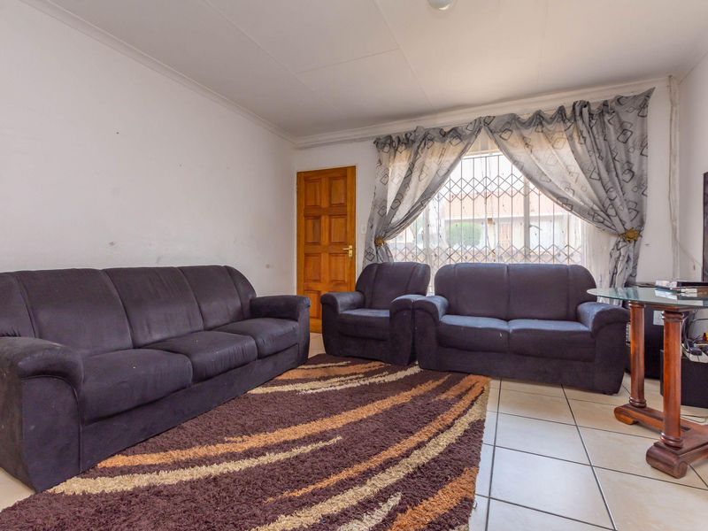 Apartment For Sale in Ormonde Johannesburg - Photo 2