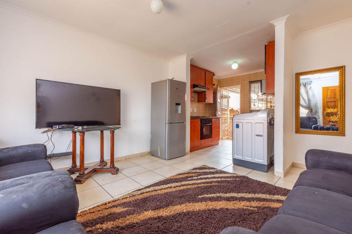 Apartment For Sale in Ormonde Johannesburg - Photo 5