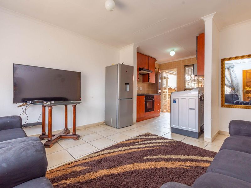 Apartment For Sale in Ormonde Johannesburg - Photo 5