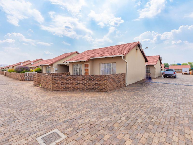 Apartment For Sale in Ormonde Johannesburg - Photo 1