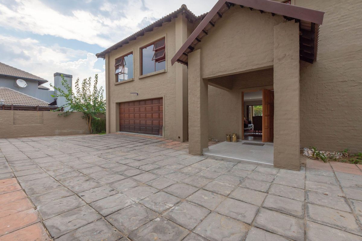 House For Sale in Broadacres, Sandton, Gauteng - Photo 4