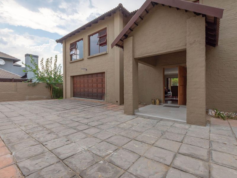 House For Sale in Broadacres, Sandton, Gauteng - Photo 4