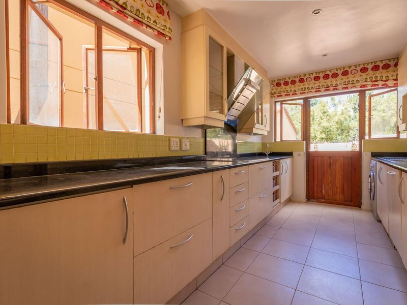 Stunning Three Bedroom Home in sought after Estate - Photo 8