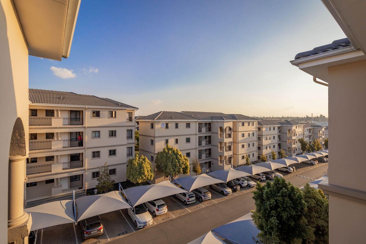 Apartment For Sale in Noordwyk, Midrand, Gauteng - Photo 3