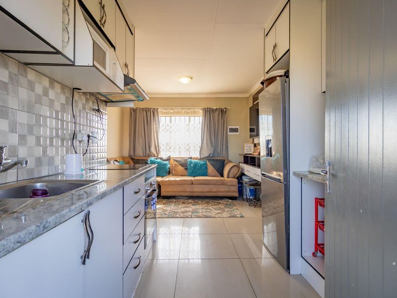 Apartment For Sale in Fleurhof, Roodepoort, Gauteng - Photo 7