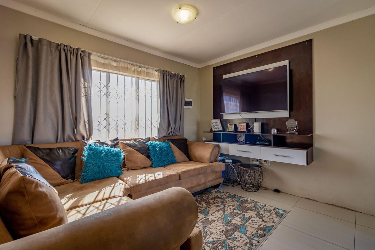 Apartment For Sale in Fleurhof, Roodepoort, Gauteng - Photo 2