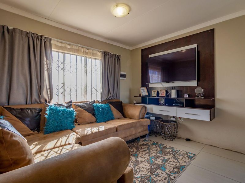 Apartment For Sale in Fleurhof, Roodepoort, Gauteng - Photo 2