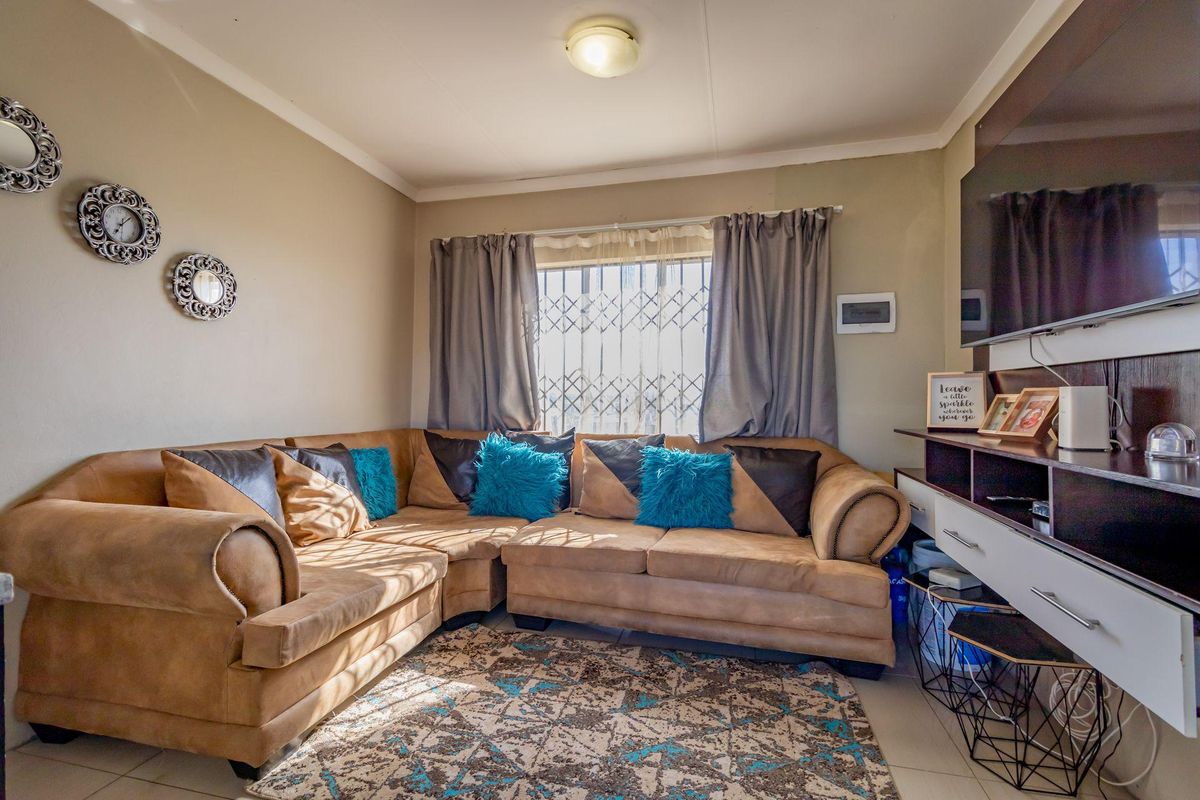 Apartment For Sale in Fleurhof, Roodepoort, Gauteng - Photo 3