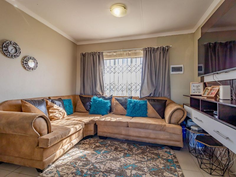 Apartment For Sale in Fleurhof, Roodepoort, Gauteng - Photo 3