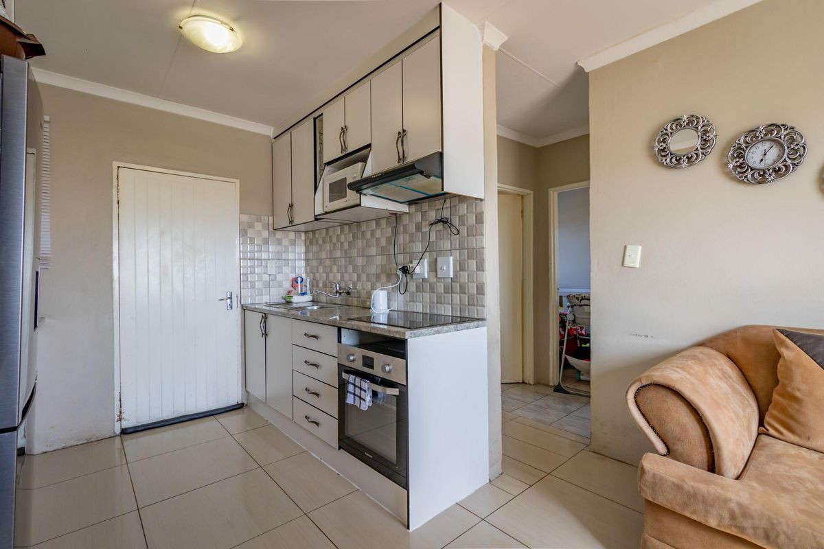 Apartment For Sale in Fleurhof, Roodepoort, Gauteng - Photo 4