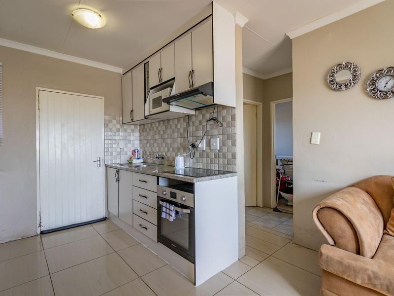 Apartment For Sale in Fleurhof, Roodepoort, Gauteng - Photo 4