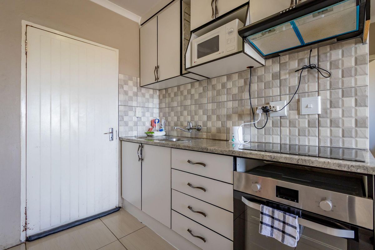Apartment For Sale in Fleurhof, Roodepoort, Gauteng - Photo 5