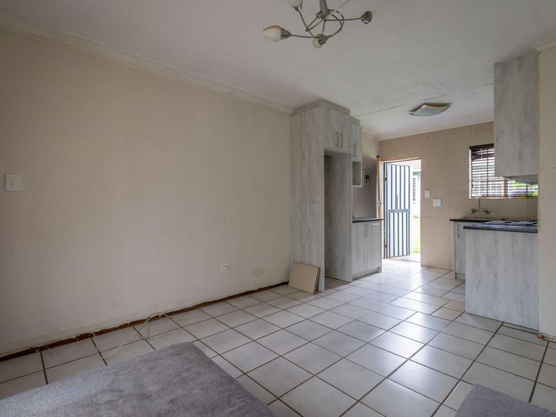 Townhouse For Sale in Roodepoort West, Roodepoort, Gauteng - Photo 7
