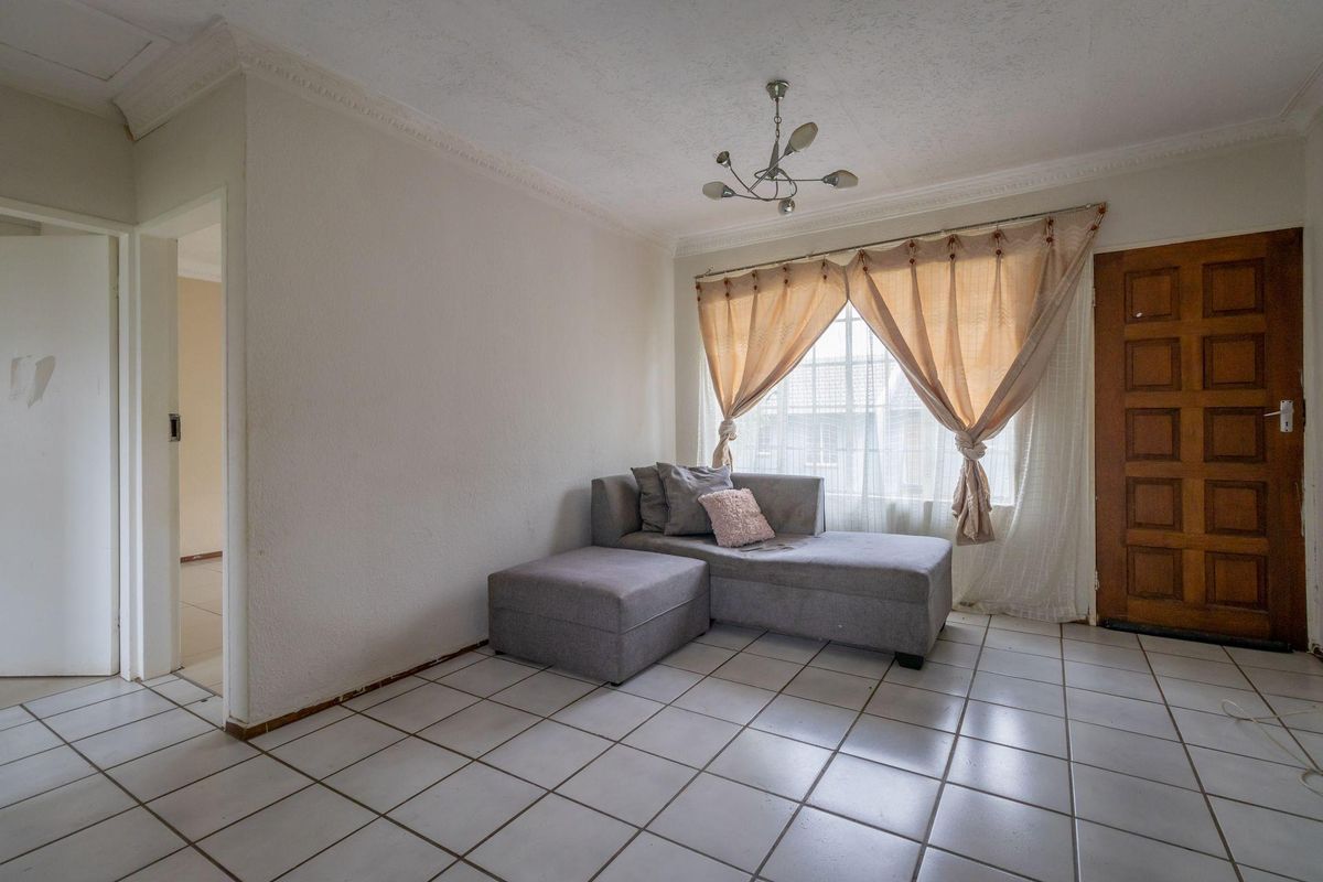 Townhouse For Sale in Roodepoort West, Roodepoort, Gauteng - Photo 4