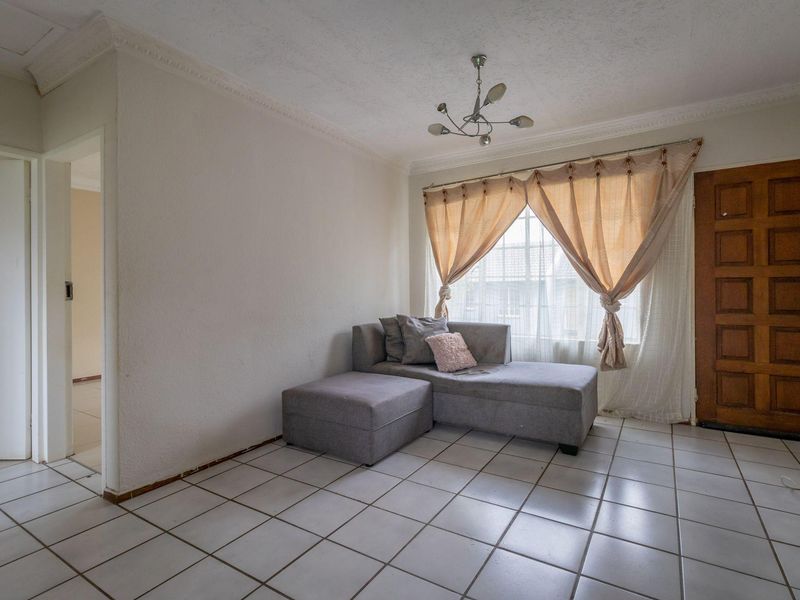 Townhouse For Sale in Roodepoort West, Roodepoort, Gauteng - Photo 4