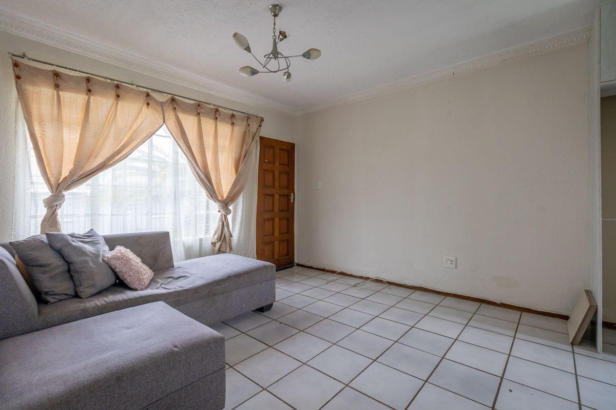 Townhouse For Sale in Roodepoort West, Roodepoort, Gauteng - Photo 5