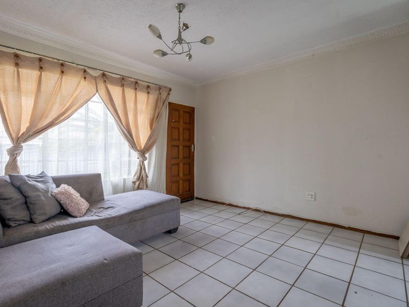 Townhouse For Sale in Roodepoort West, Roodepoort, Gauteng - Photo 5