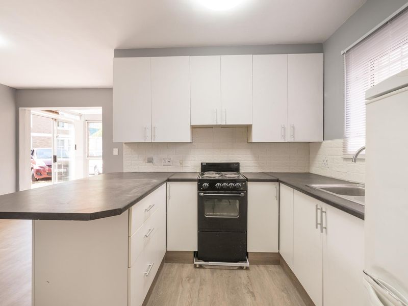 Beautiful ground floor 2-bedroom apartment to let at R10,500/mnth in Prinspark, La Colline, Stellenb - Photo 9