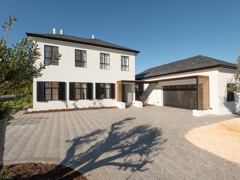 Unveiling the epitome of luxury living at Val de Vie Estate. - Photo 1