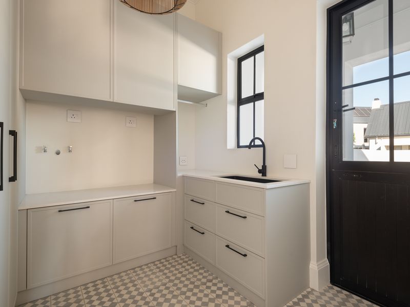 Unveiling the epitome of luxury living at Val de Vie Estate. - Photo 9