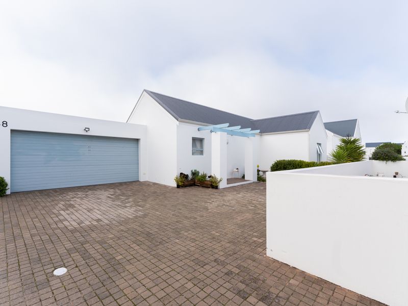 Cozy Three bedroom home in a Secure Estate - Photo 1