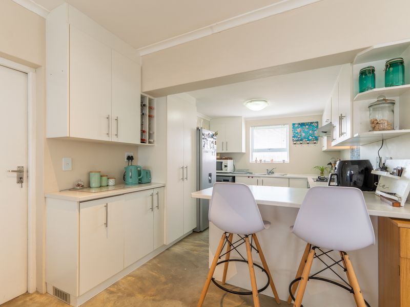 Cozy Three bedroom home in a Secure Estate - Photo 8