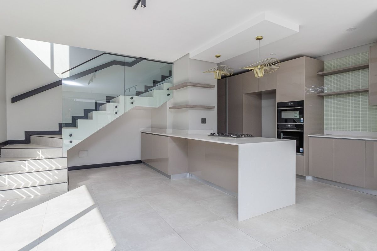 Townhouse To Rent in Bryanston, Sandton, Gauteng - Photo 2