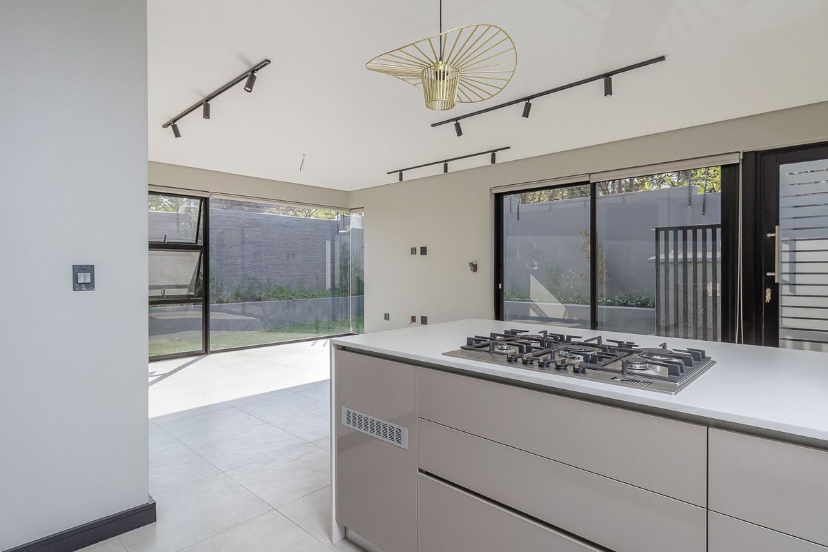 Townhouse To Rent in Bryanston, Sandton, Gauteng - Photo 5