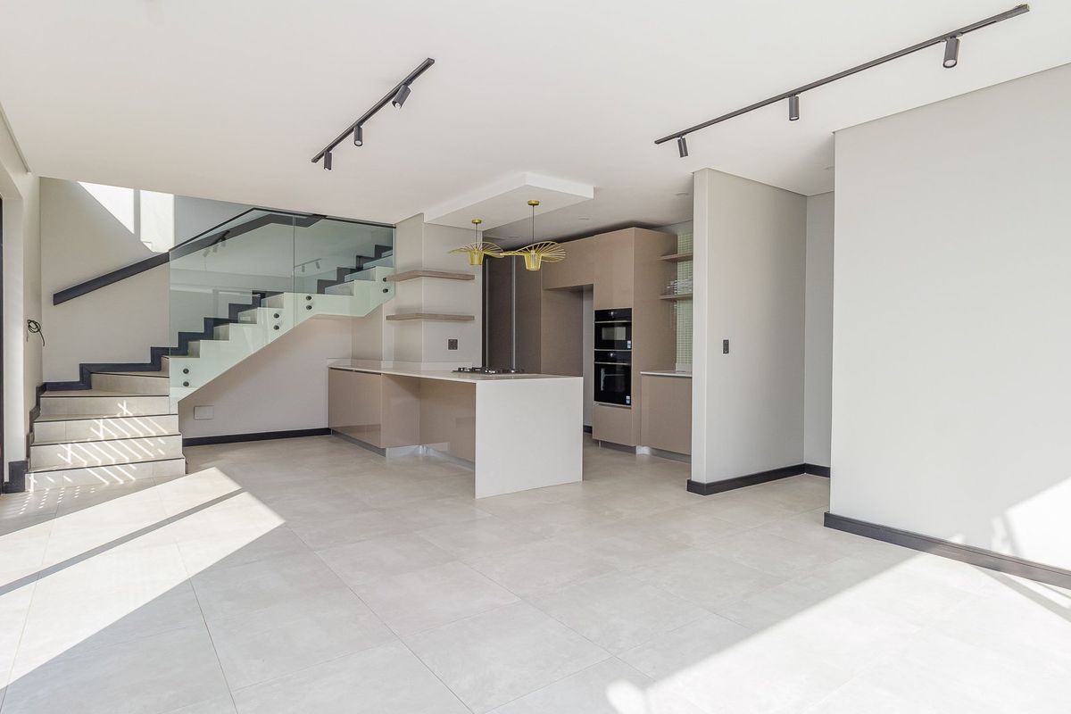 Townhouse To Rent in Bryanston, Sandton, Gauteng - Photo 4