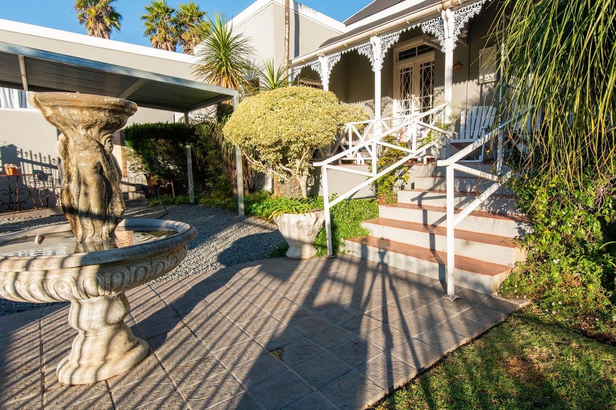 Live in this vintage beauty while earning an additional income from renting  out four apartments. - Photo 4