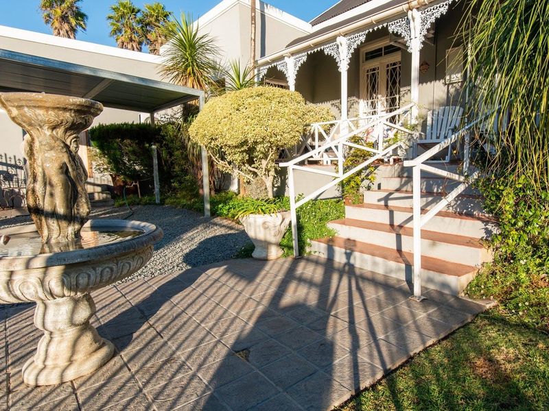 Live in this vintage beauty while earning an additional income from renting  out four apartments. - Photo 4