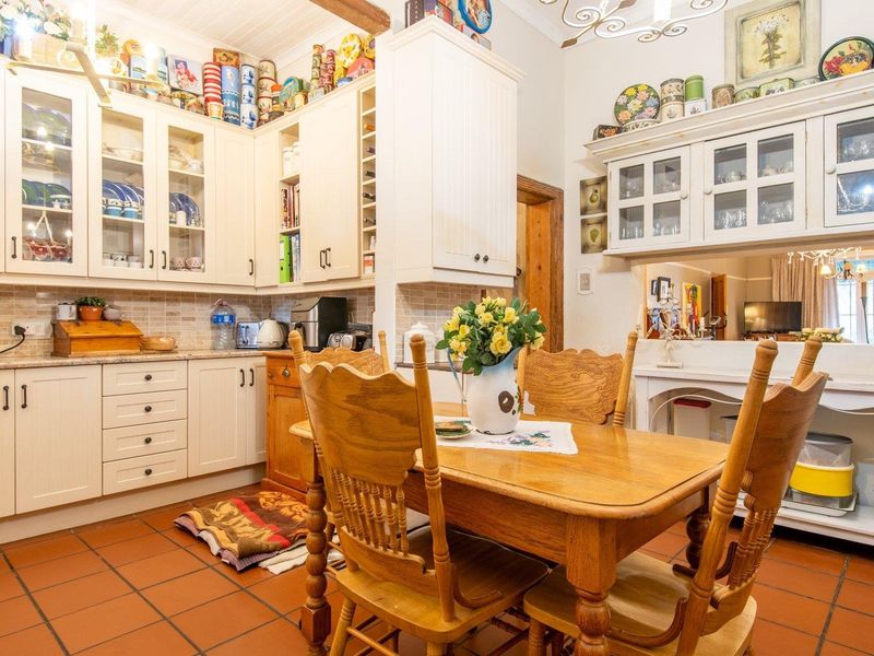 Live in this vintage beauty while earning an additional income from renting  out four apartments. - Photo 2