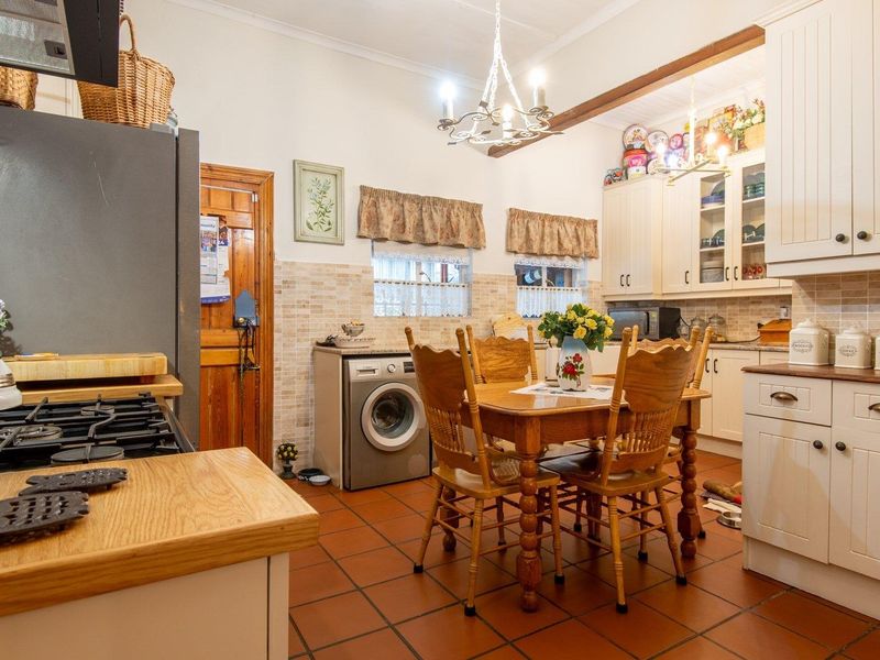 Live in this vintage beauty while earning an additional income from renting  out four apartments. - Photo 10