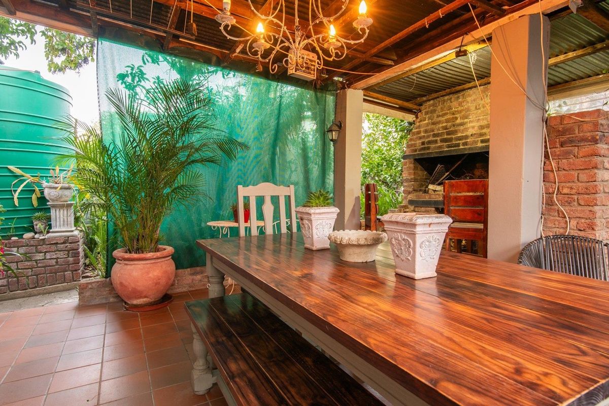 Live in this vintage beauty while earning an additional income from renting  out four apartments. - Photo 3