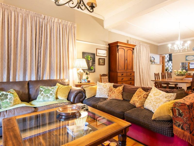 Live in this vintage beauty while earning an additional income from renting  out four apartments. - Photo 8