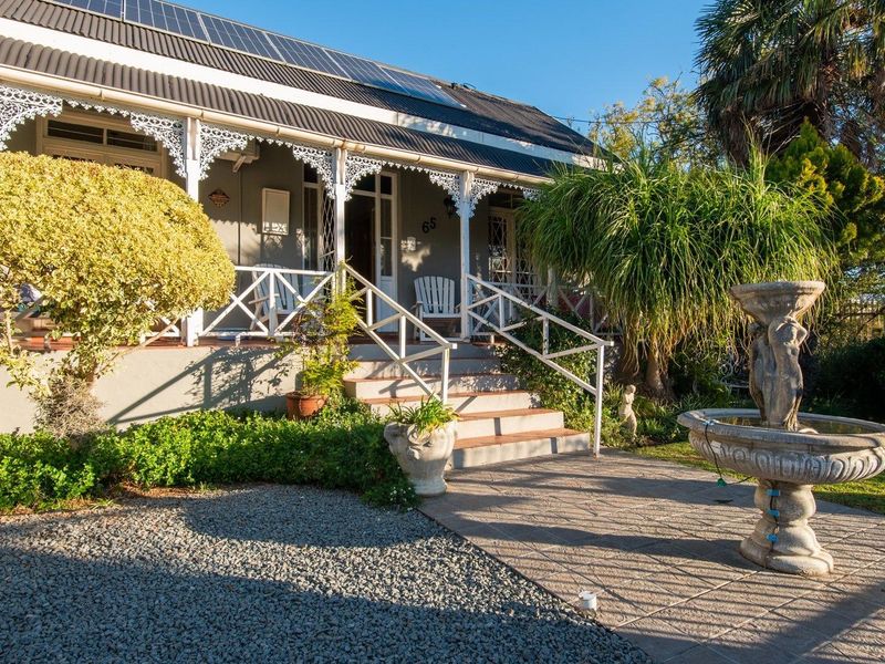 Live in this vintage beauty while earning an additional income from renting  out four apartments. - Photo 1