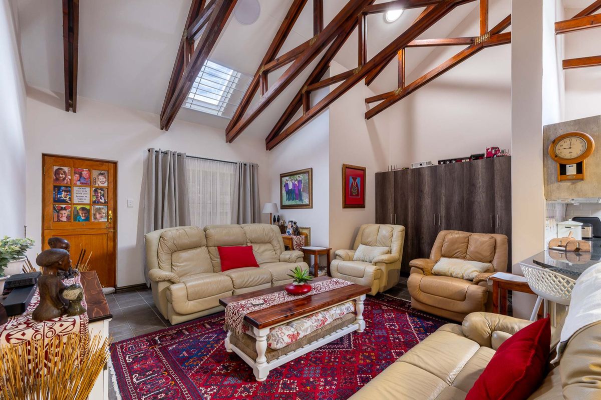 House For Sale in Riversdale, Western Cape - Photo 2