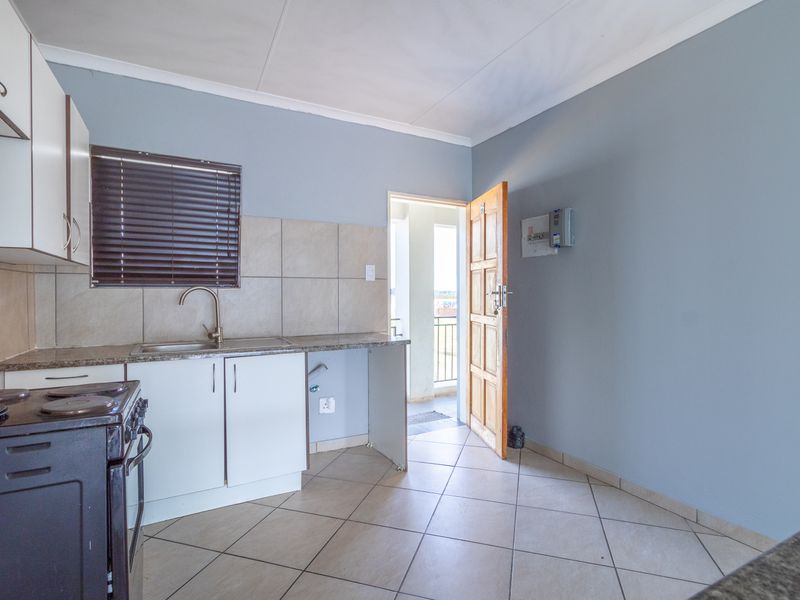 Apartment For Sale in Witpoortjie, Roodepoort, Gauteng - Photo 6