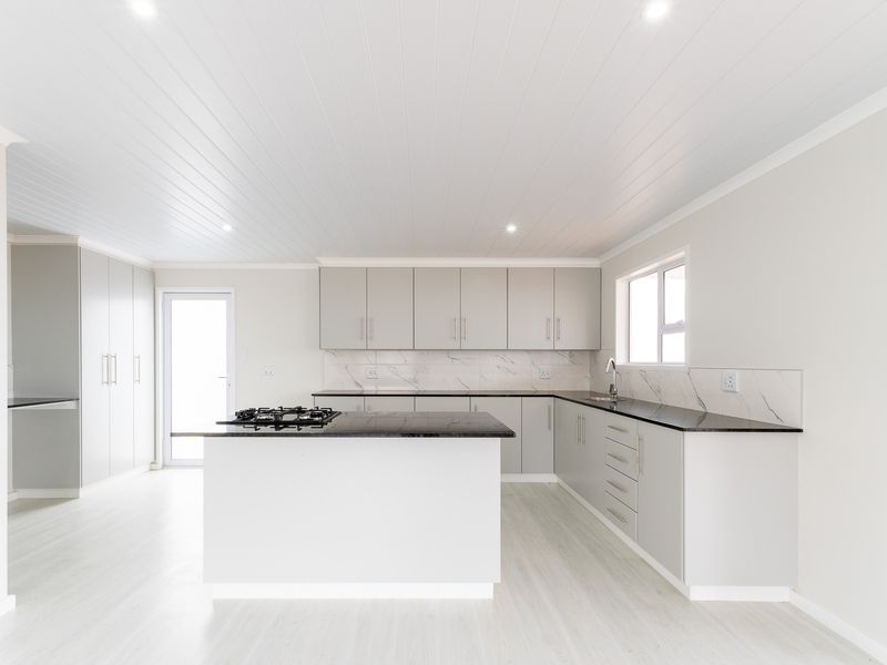 Brand new modern nutec home with sea and mountain views! - Photo 10