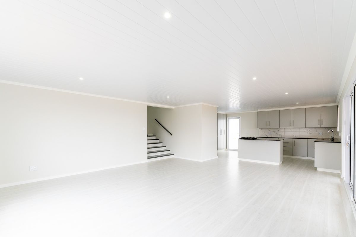 Brand new modern nutec home with sea and mountain views! - Photo 3