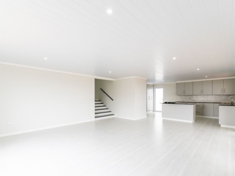 Brand new modern nutec home with sea and mountain views! - Photo 3