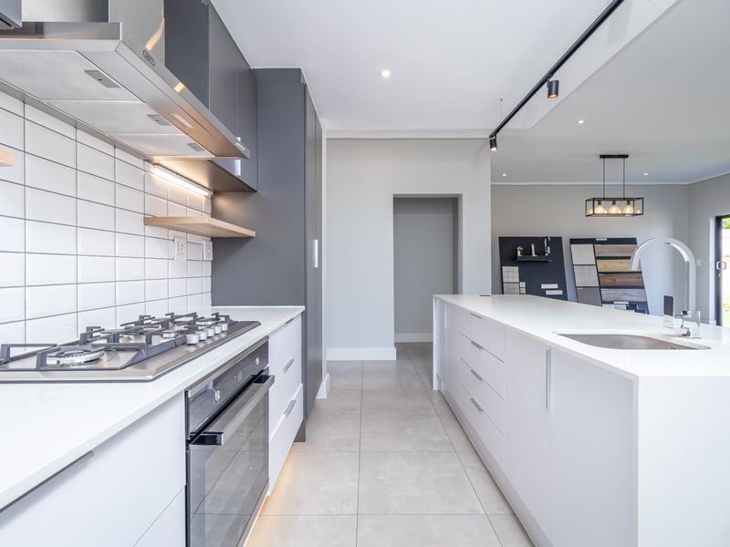House For Sale in Fourways, Sandton, Gauteng - Photo 2