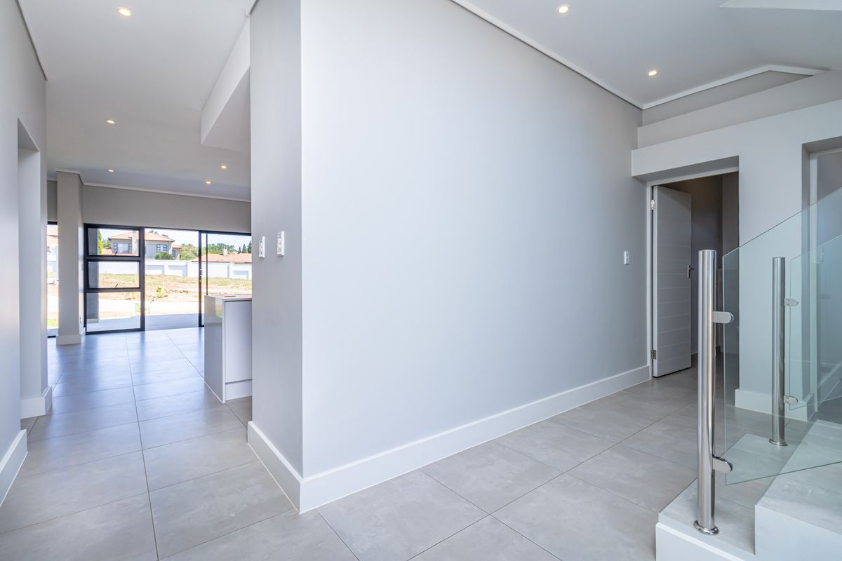 House For Sale in Fourways, Sandton, Gauteng - Photo 3
