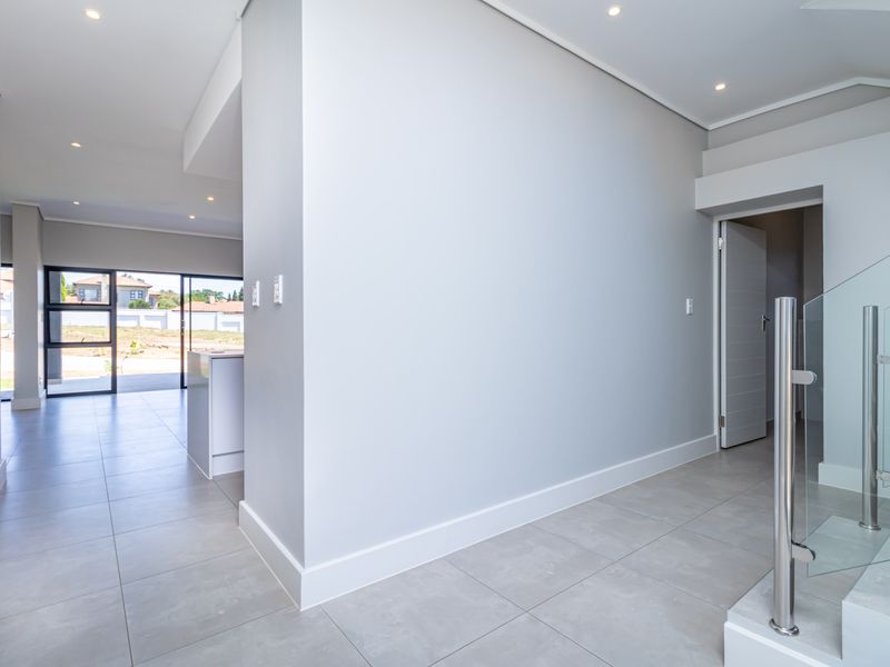 House For Sale in Fourways, Sandton, Gauteng - Photo 3