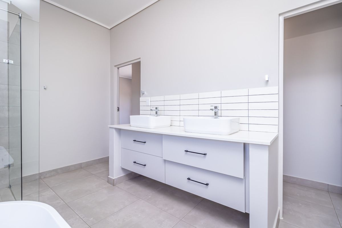 House For Sale in Fourways, Sandton, Gauteng - Photo 3