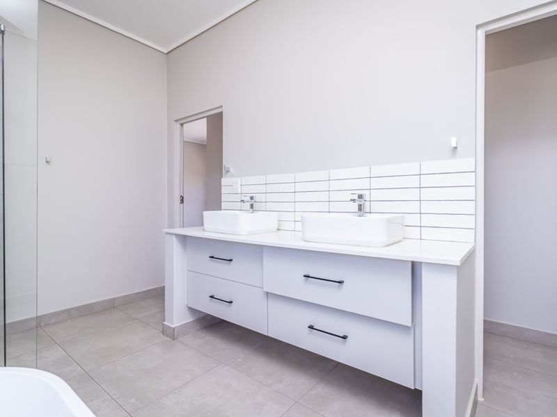 House For Sale in Fourways, Sandton, Gauteng - Photo 3