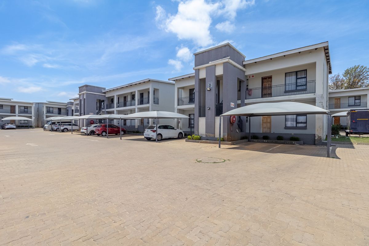 Apartment For Sale in Witpoortjie, Roodepoort, Gauteng - Photo 2